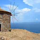 “جزيرة بوزجا” التركية تعيد الحياة لطواحينها الهوائية
