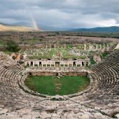 إقبال سياحي كبير على “أفروديسياس” الأثرية غربي تركيا