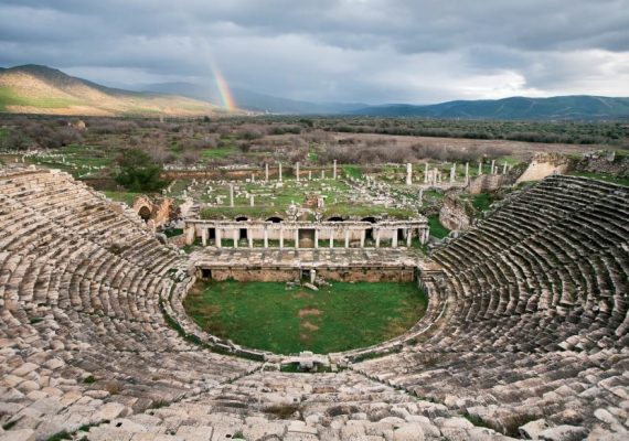 إقبال سياحي كبير على “أفروديسياس” الأثرية غربي تركيا